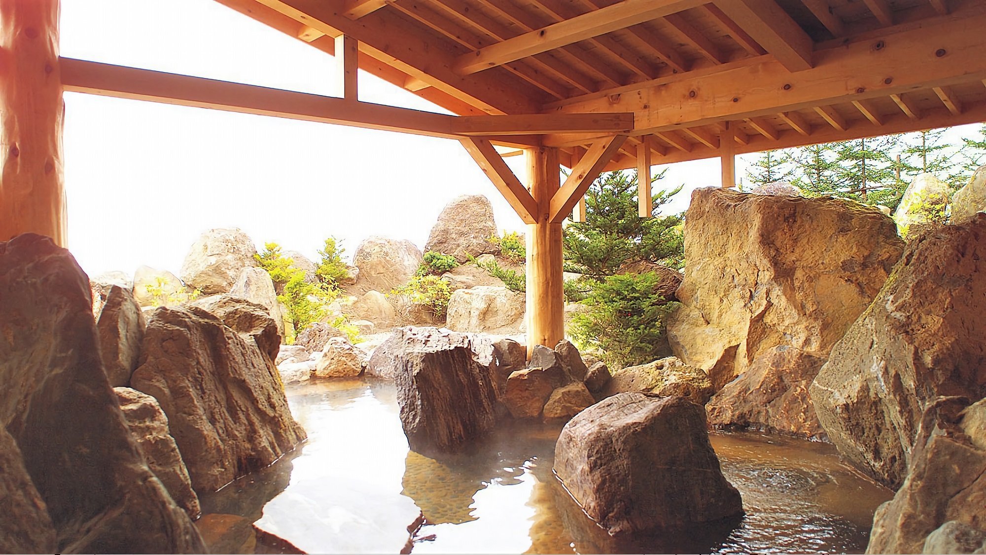 【1F和風大浴場】700tもの岩石を組み上げた野趣あふれる庭園の露天風呂