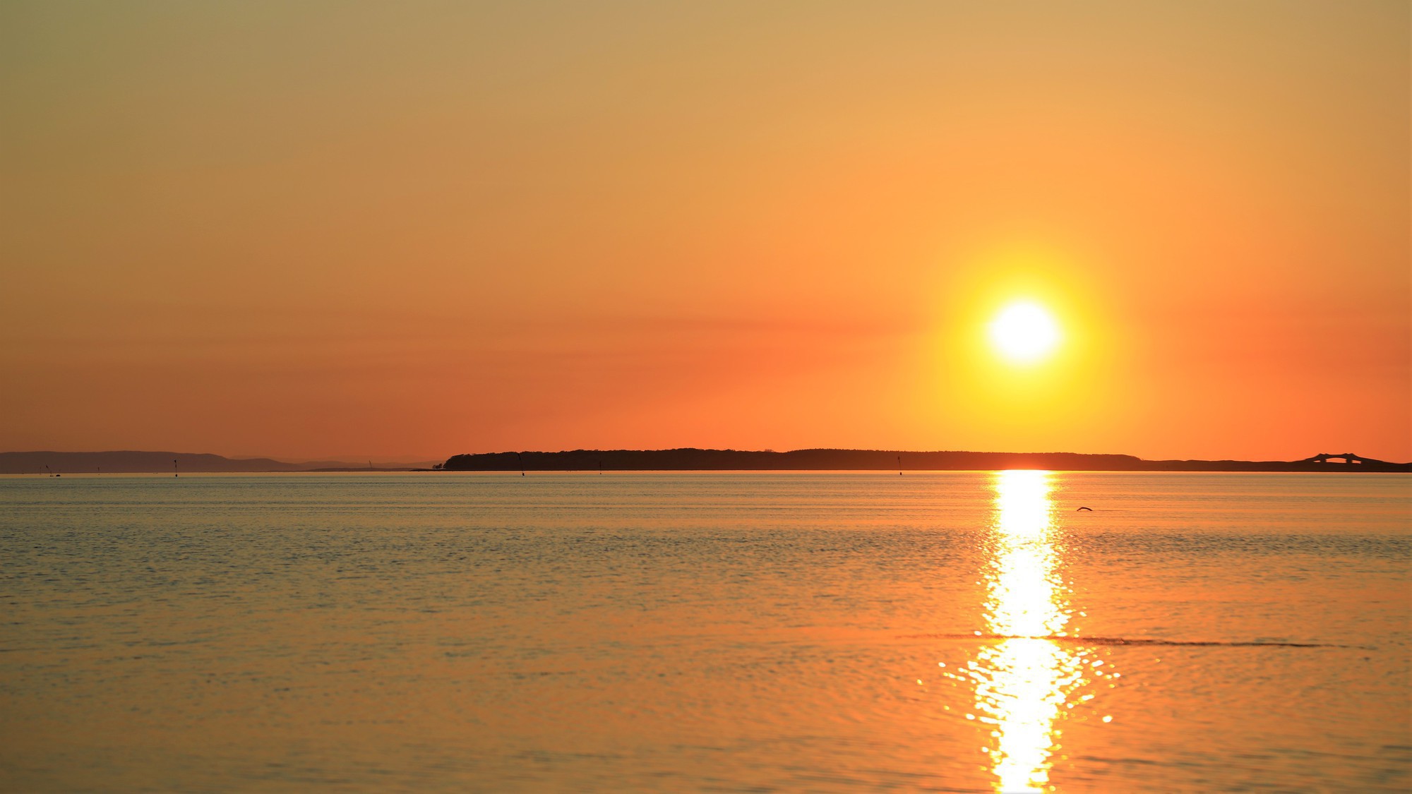 【サロマ湖の夕日（春〜秋）】当館から眺める黄昏の風景はまさに絶景です。