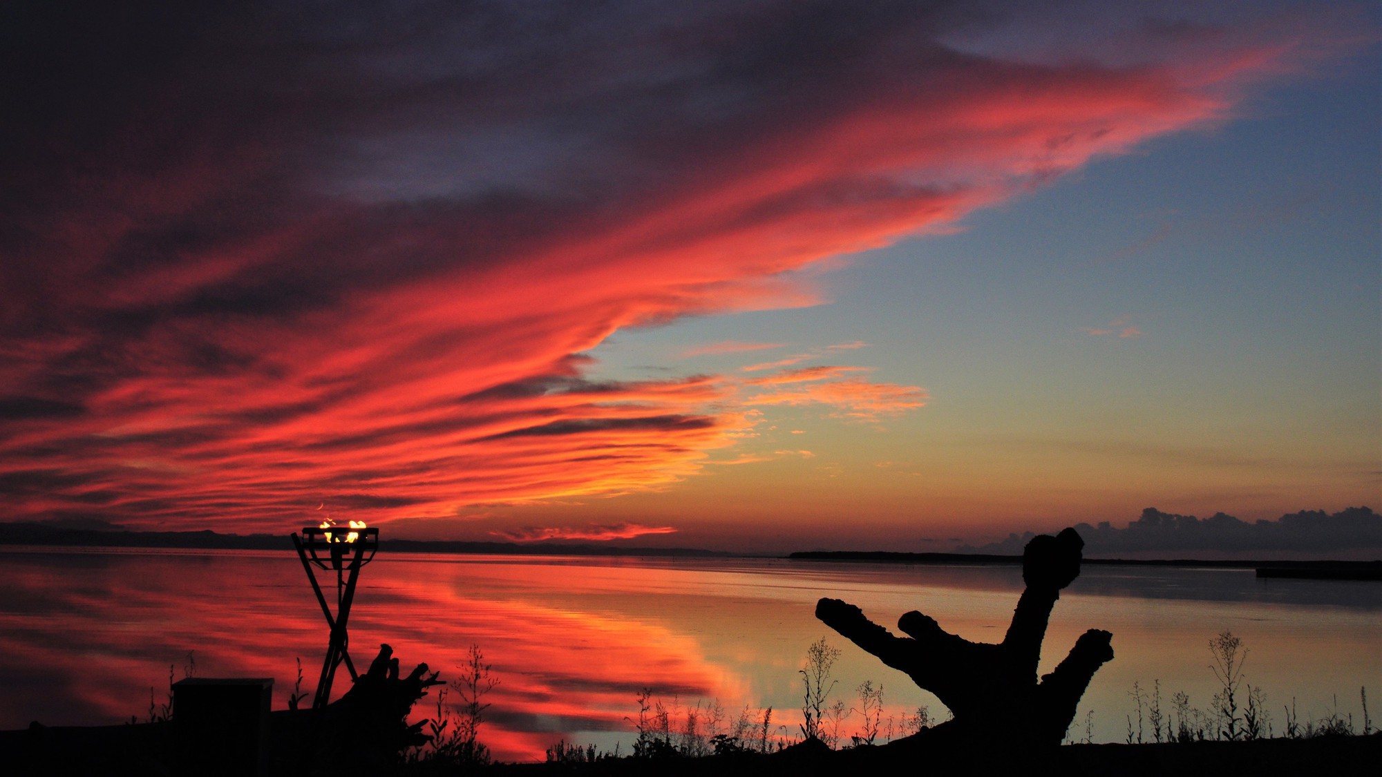 【サロマ湖の夕日（春〜秋）】大いなる自然への回帰、今日も美しい夕日が湖と空をひとつに染めています。