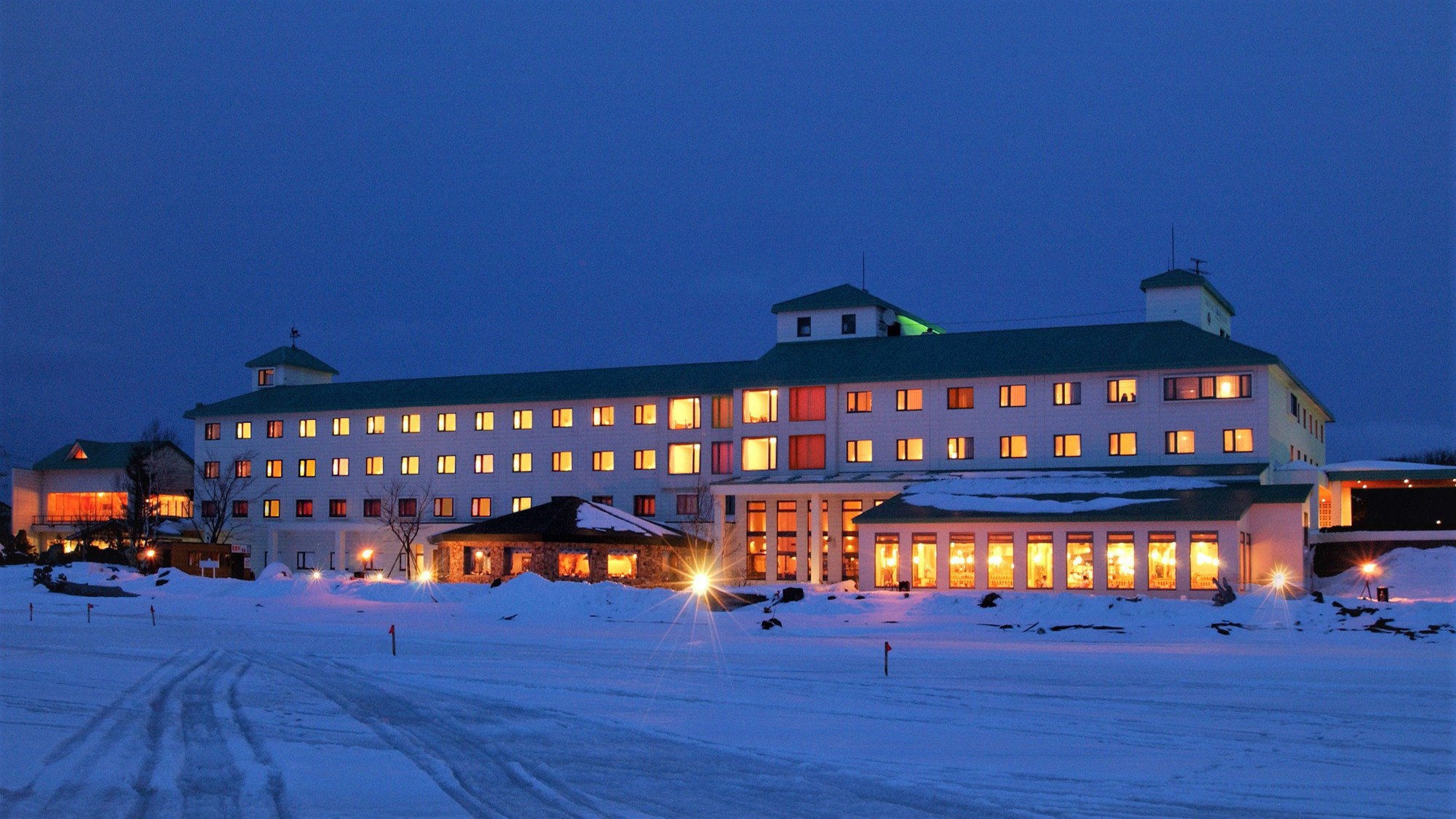 【外観（冬）】サロマ湖畔に佇むリゾートホテル！ホテル目の前には、サロマ湖の雄大な自然が広がります