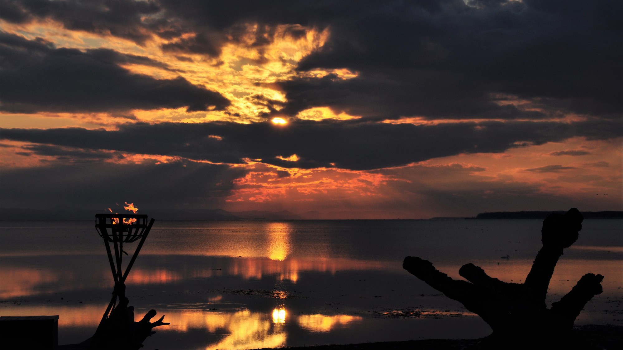 【サロマ湖の夕日（春〜秋）】何もない贅沢と、どこにもない夕景の感動を。