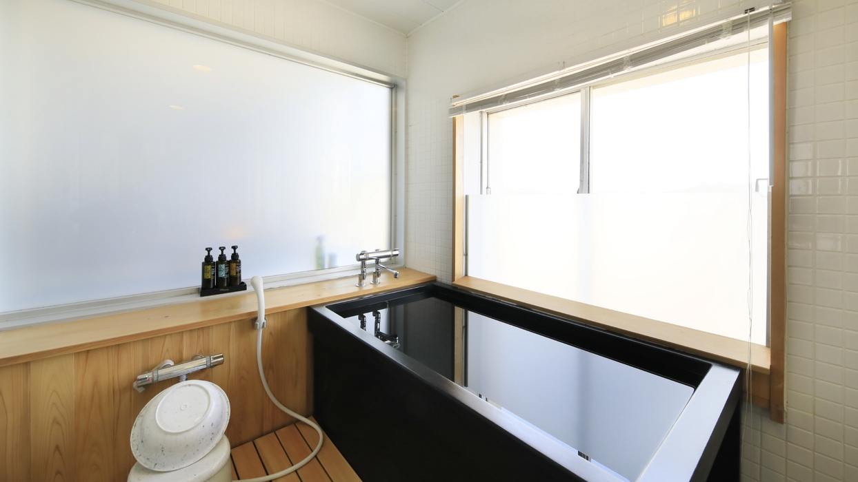 【最上階ユニバースフロア／DX和洋室】客室にもお風呂がございます。