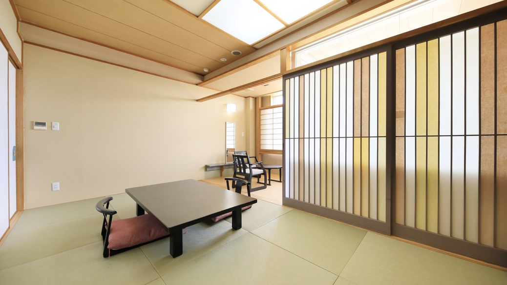 【最上階ユニバースフロア／DX和室】琉球畳の広々とした和室の客室。