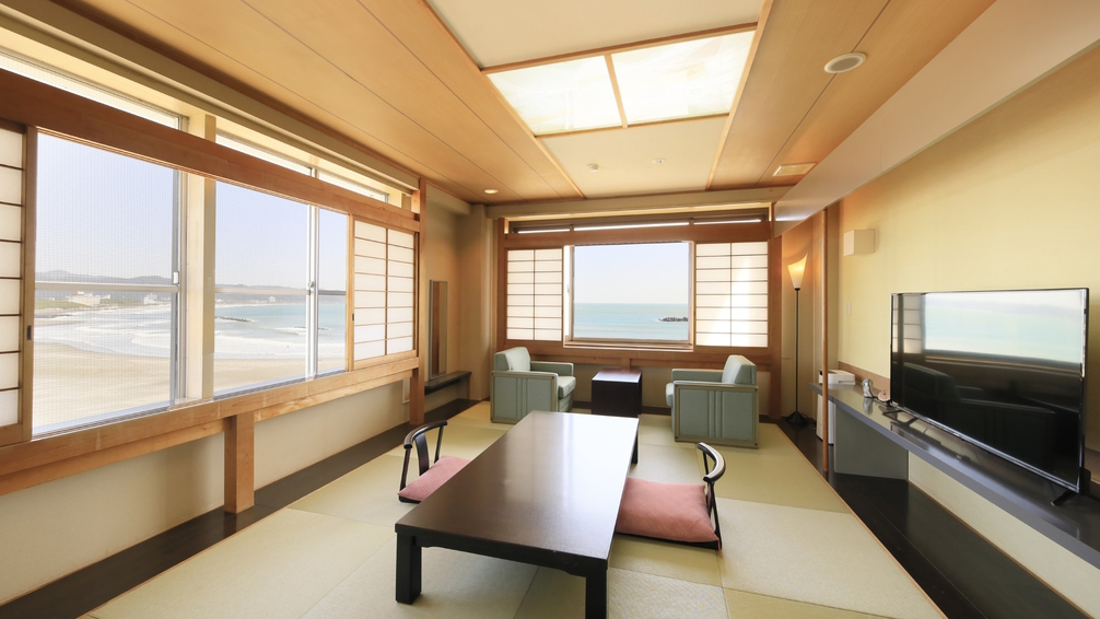 【最上階ユニバースフロア／DX和洋室】角部屋で2方向から海の景色が眺められます。