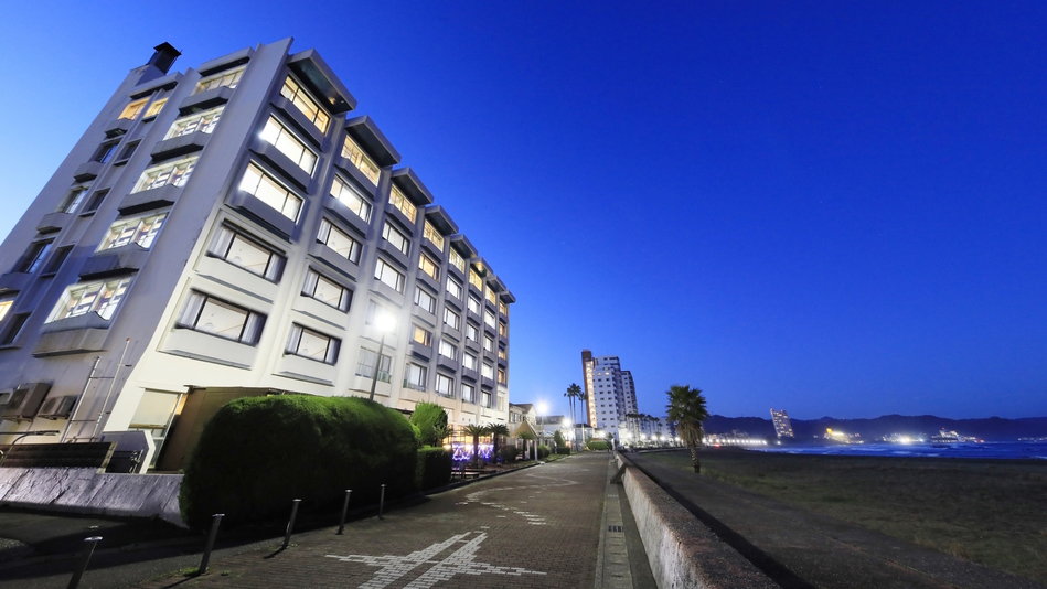 【外観】ホテルの真正面が日本の渚百選に選定されている前原横渚海岸
