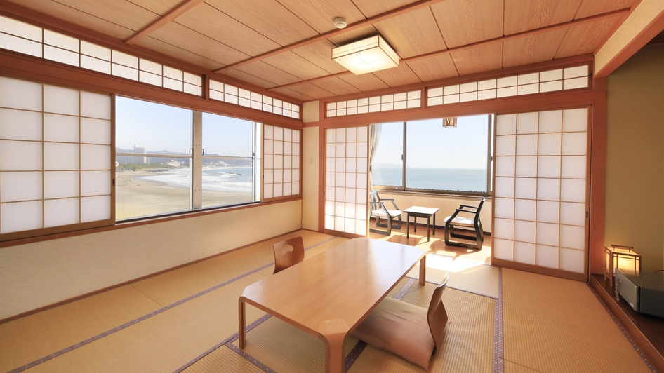 【スタンダード和室】各階2室限定の窓二面から太平洋を一望できる角部屋。