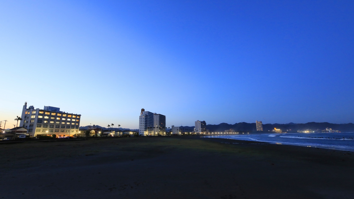 夕刻の海岸沿い。