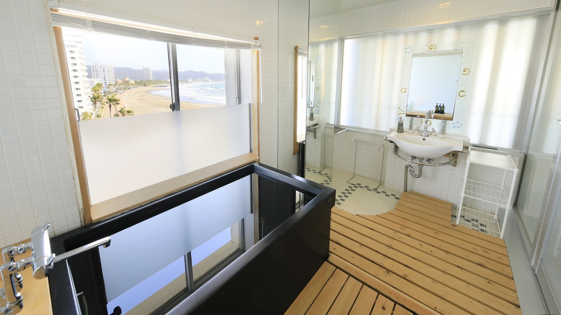【最上階ユニバースフロア／DX和洋室】外からの明るい光が差し込む客室風呂。