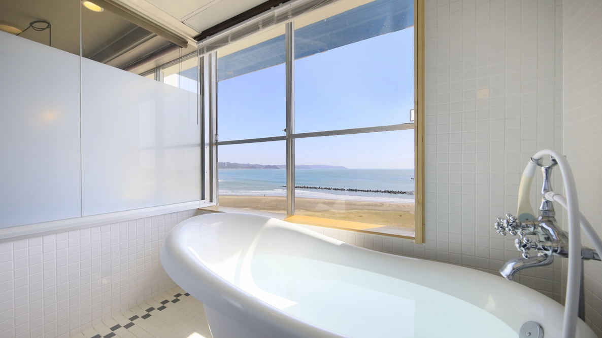 【最上階ユニバースフロア／DX洋室】展望風呂からは太平洋を一望。