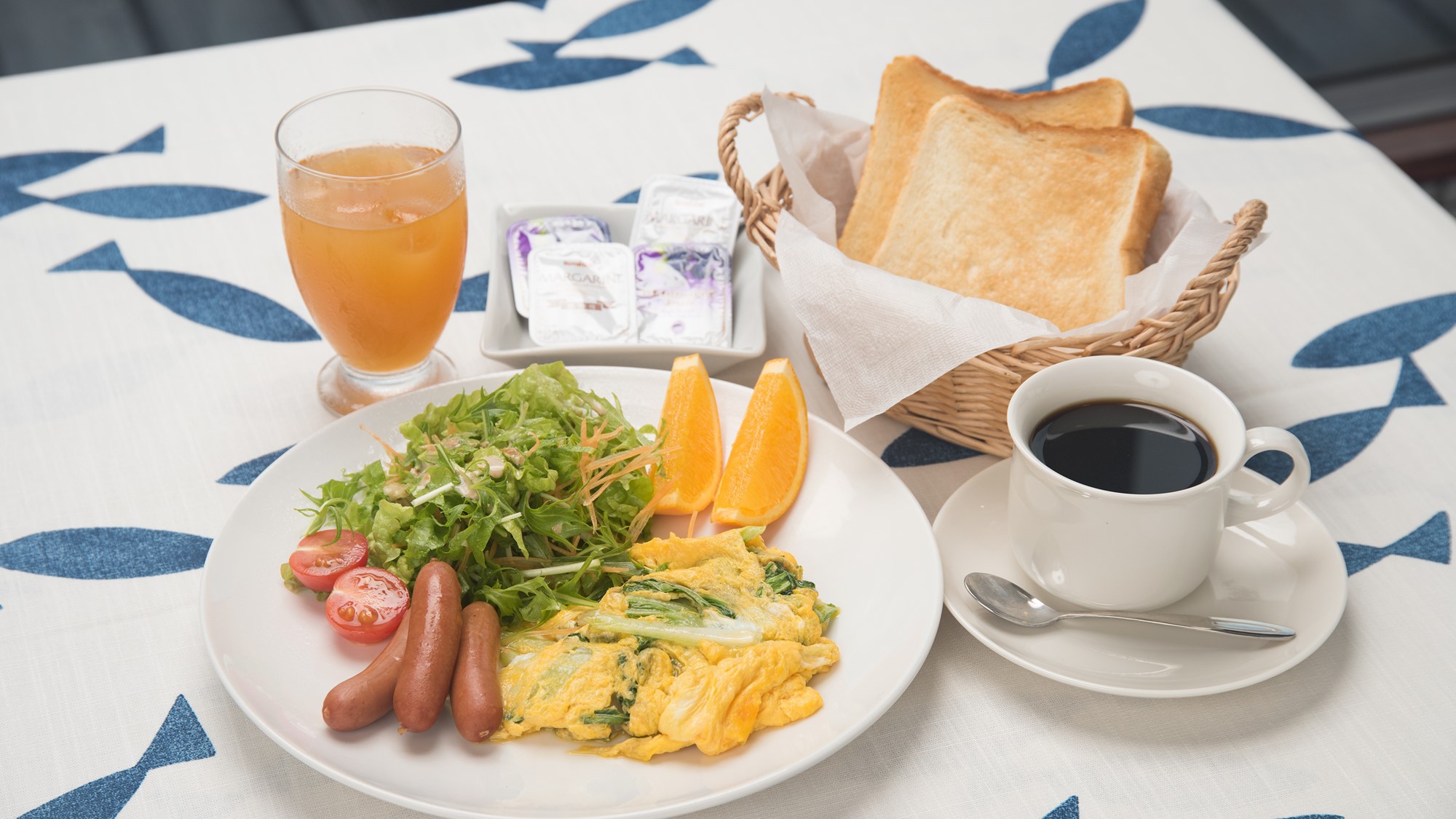 *［朝食一例］7：30〜9：00はパンとコーヒーなどの軽食をご用意致します。