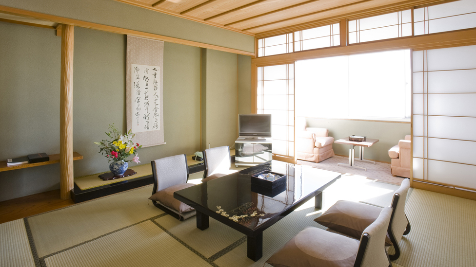 【特別室10畳+ツイン】昭和天皇、皇后両陛下にお泊りいただいた、絶景の三河湾を望む特別室。