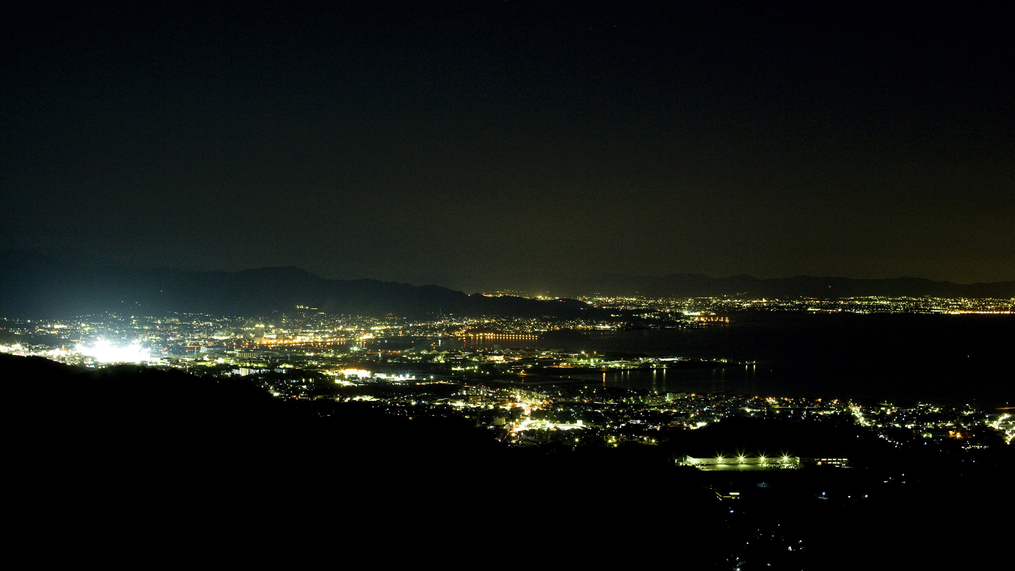 【眺望】眼下には三河湾の眺望と夜には街の輝く夜景が広がります。