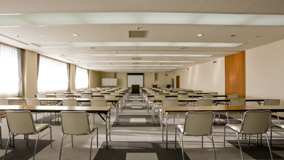 梅・竹の間会場を２つにわけることもできるアレンジ可能な会議室です。