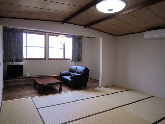 Yunoura Onsen Kameiso Set in a prime location of Yatsushiro, Yunoura Onsen Kameiso puts everything the city has to offer just outside your doorstep. Offering a variety of facilities and services, the property provides all 