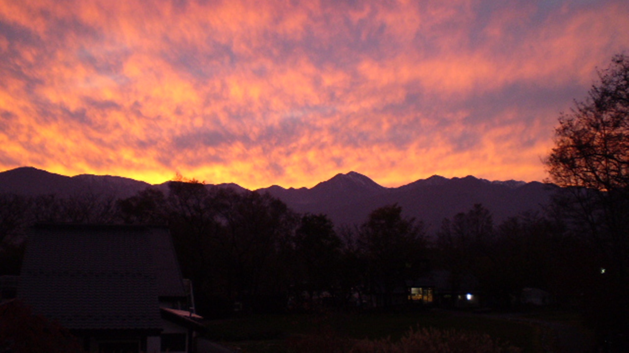 *【ビレッジの景色】美しい夕焼けに包まれる北アルプスの山々。こんな景色がご覧頂ける日も