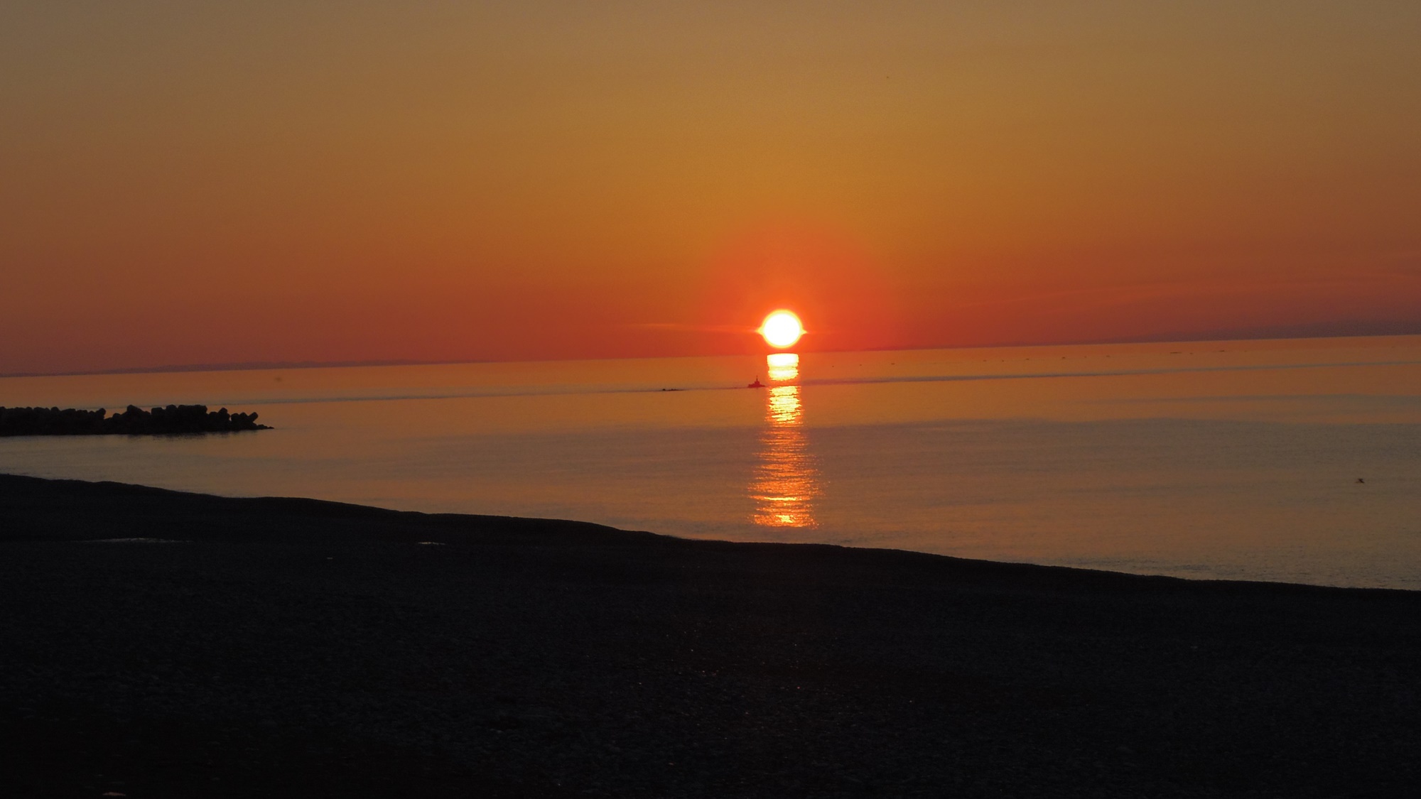 *ヒスイ海岸の夕日がとっても綺麗です。昼と違う海の景色もお楽しみください。