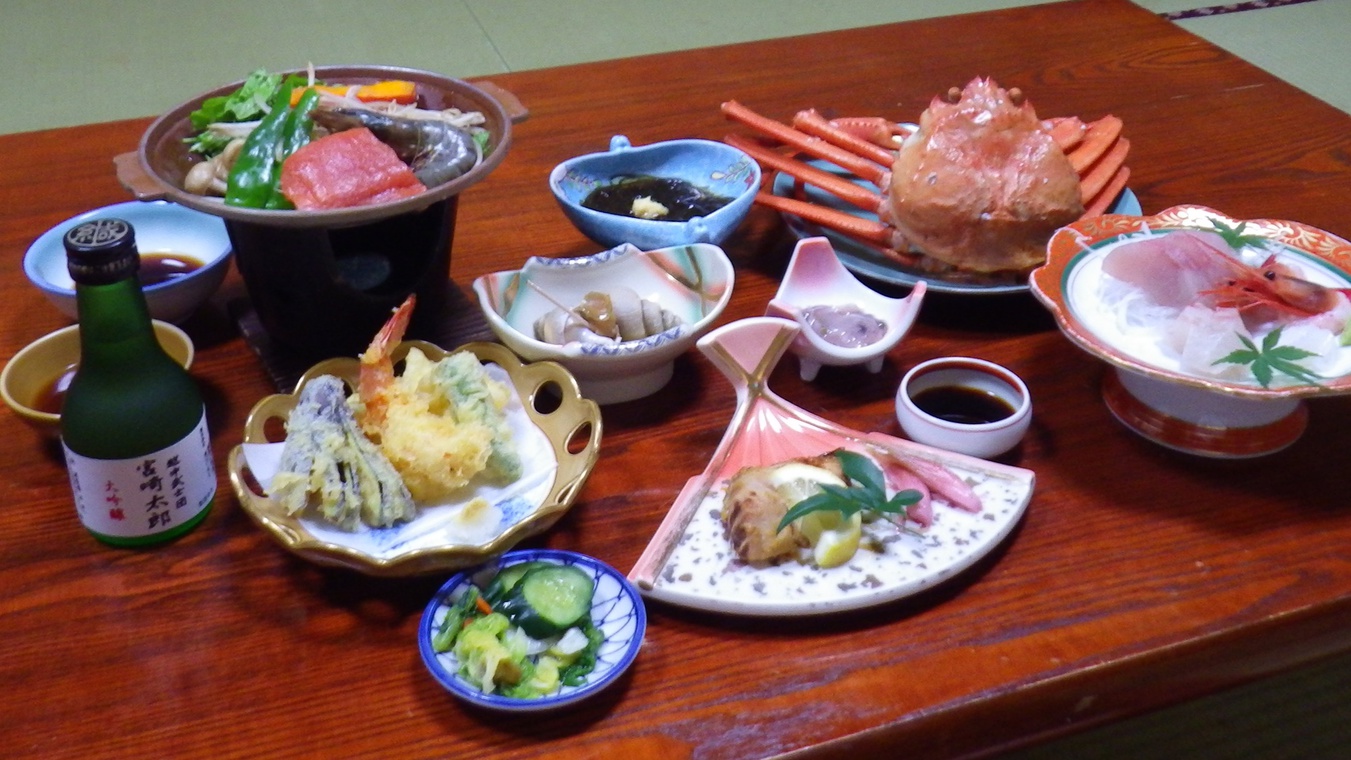 *【夕食一例】旬魚のお造りや名物たら汁、海鮮陶板焼き等日本海の幸をご堪能下さい！