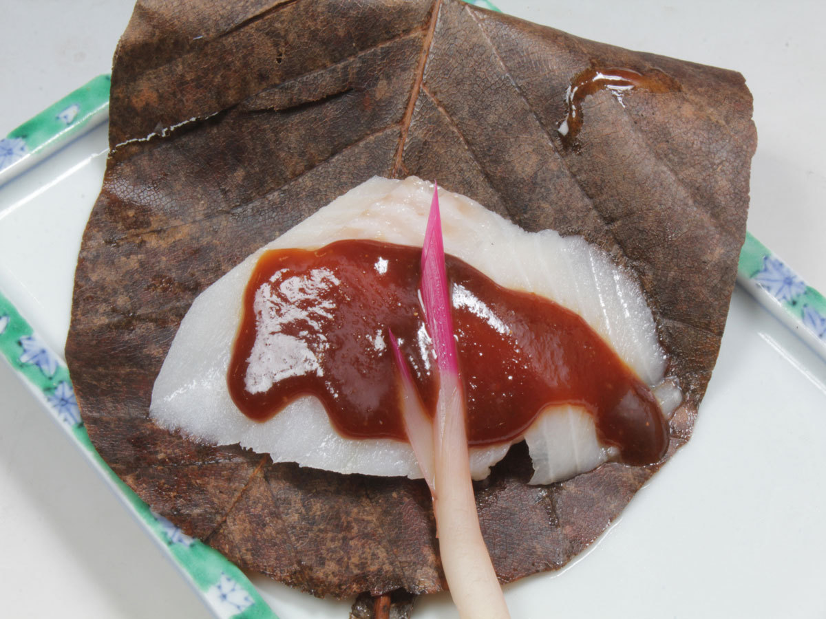 焼き・揚げ・煮とどれでも美味しいカレイ朴葉焼きでお召し上がりください