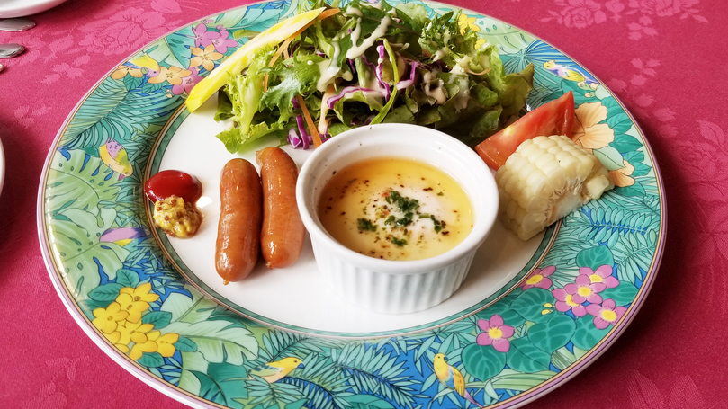 *【朝食全体一例】ご主人自慢の手作りパン&ヨーグルトをはじめとしたバランスの取れた「洋食」