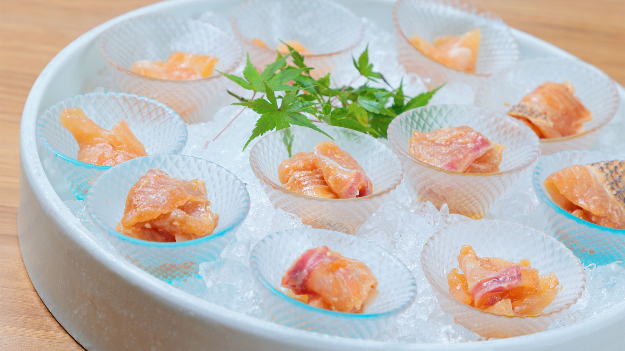 【朝食】濃厚な胡麻ダレに漬けた「鯛の漬け」。食欲のない朝もお茶漬けでサラッといただけます。