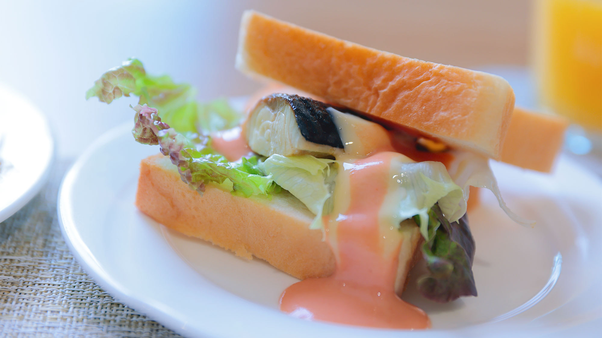 【朝食】自分で作る！爽やかなレモンとサバで驚きの美味しさ「サバサンド」