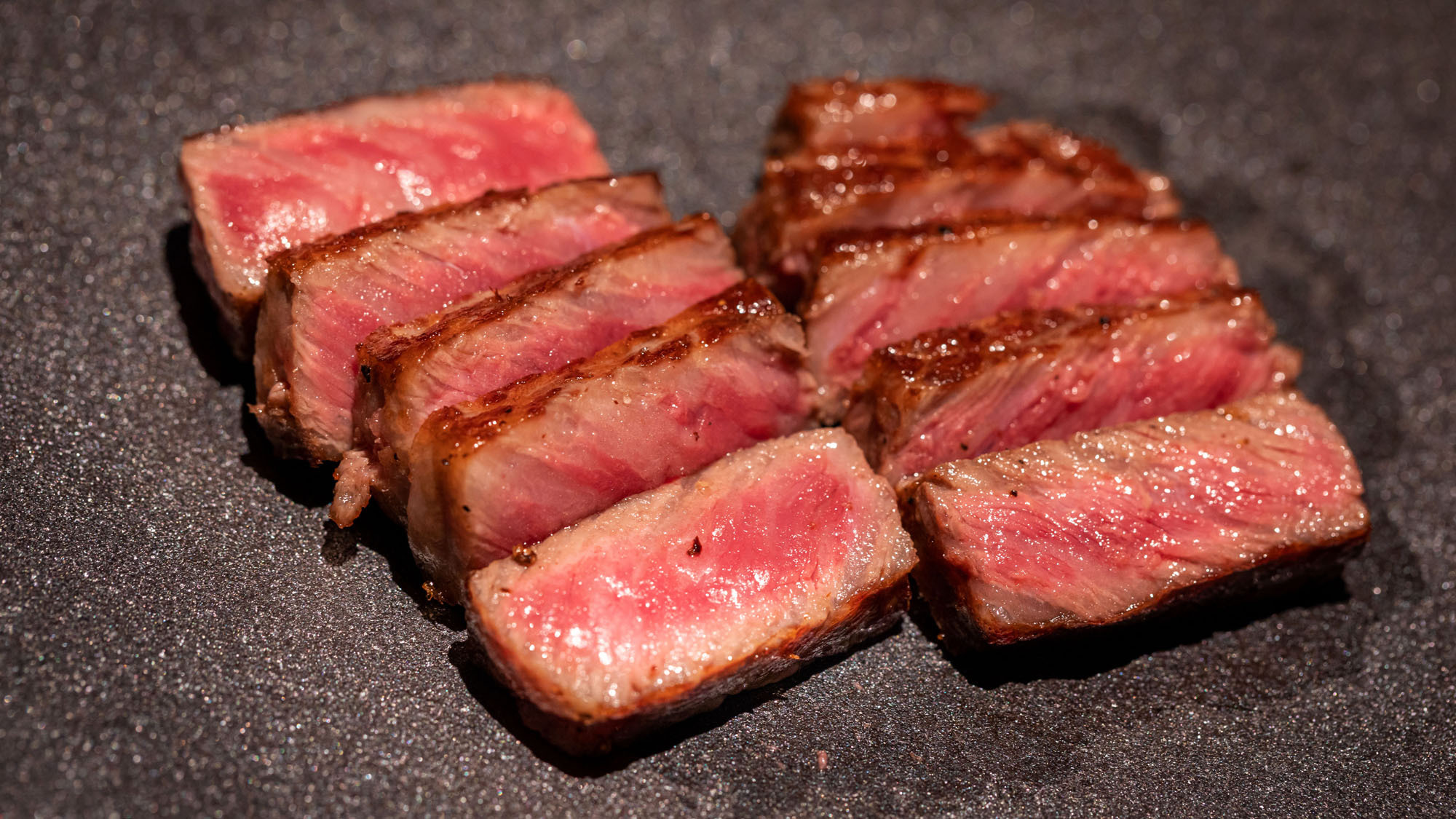 上質な食材を目の前で焼き上げ、最高の焼き加減でお席にお届けいたします。