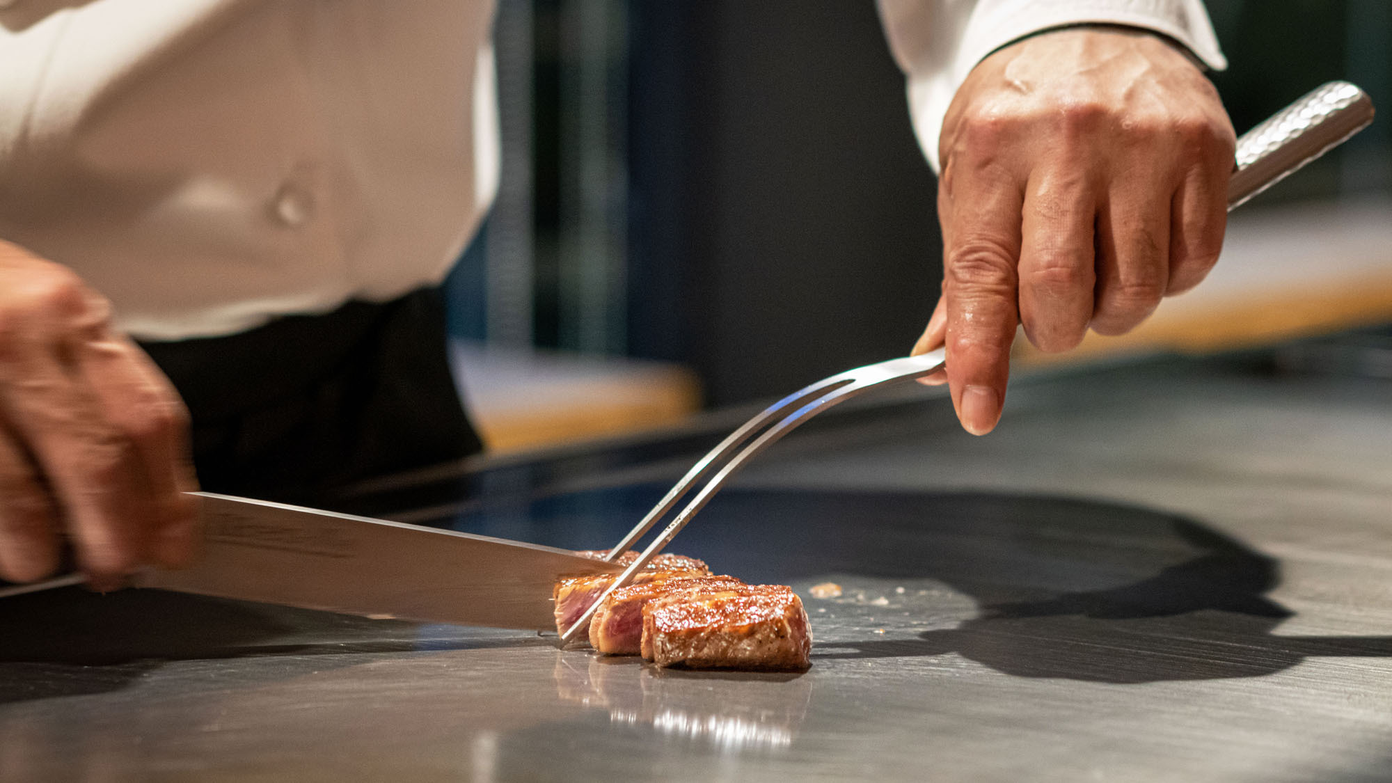 上質な食材を目の前で焼き上げ、最高の焼き加減でお席にお届けいたします。