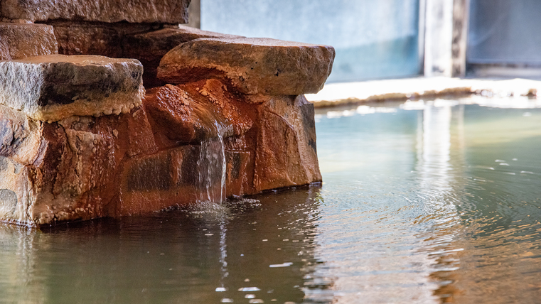 *【大浴場/太郎天の湯】毎分400リットル自噴する天然温泉を源泉かけ流しで。