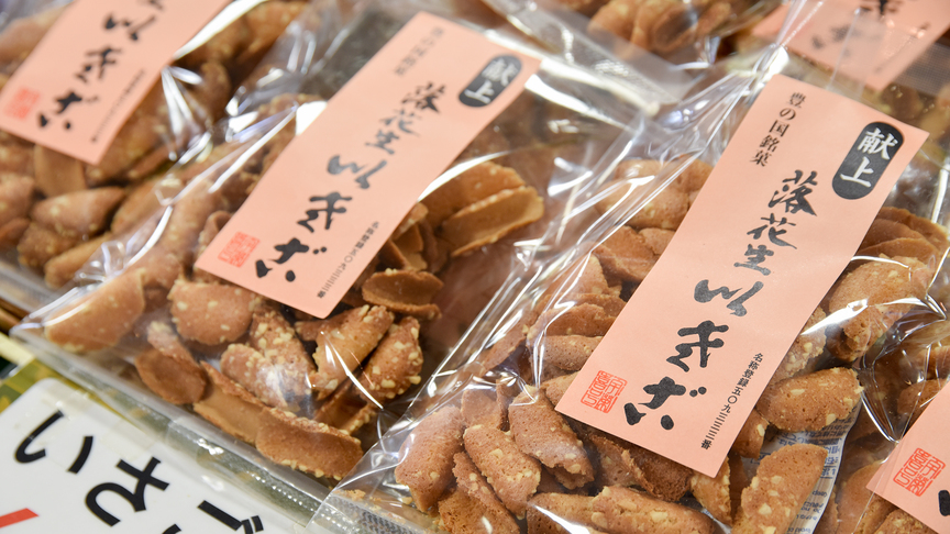 *【お土産処】献上菓子でもある「銘菓いさご」。素朴で香ばしい、やさしい味のお菓子です。