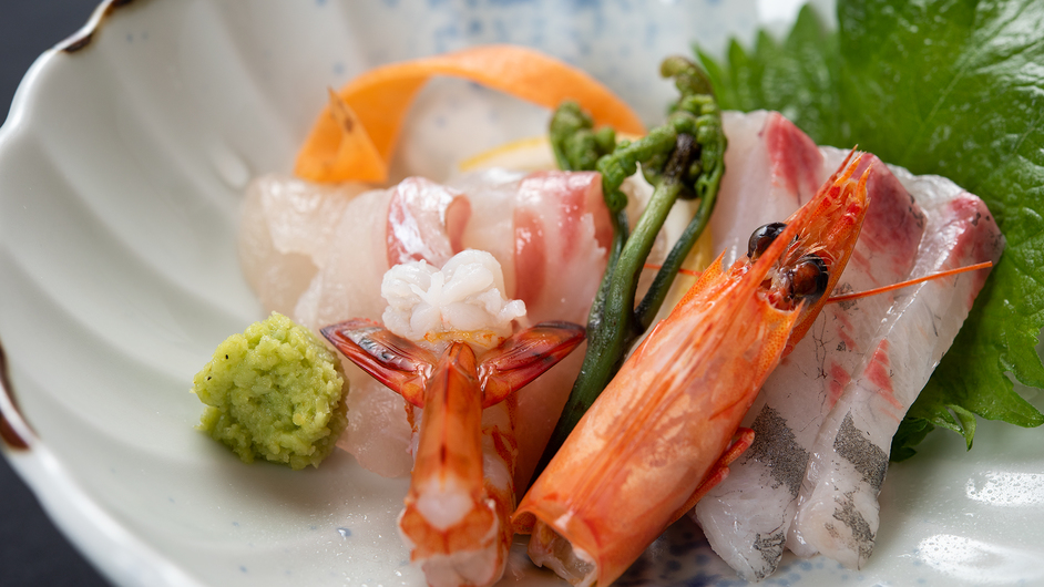 *【夕食一例/特選会席】車海老など三種のお刺身をご用意。季節ごとのお魚を味わえます。
