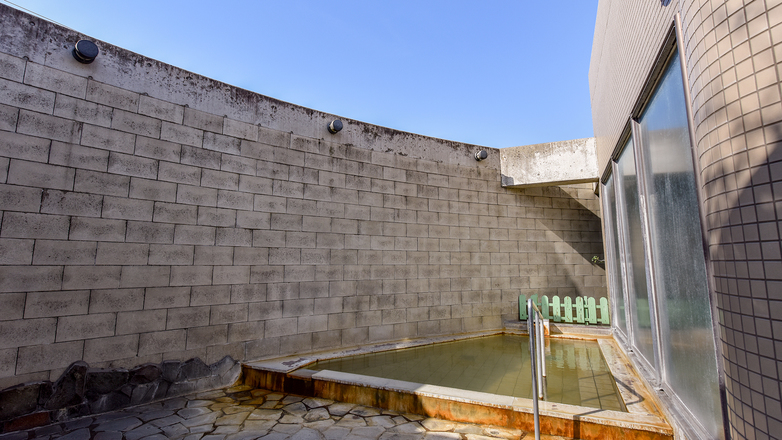 *【大浴場/朝日】石造りの露天風呂。開放感溢れる天然温泉をお楽しみください！