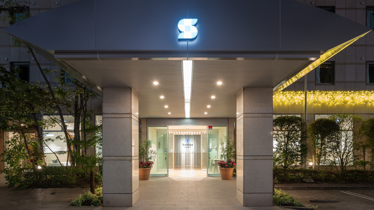 ホテル正面入り口