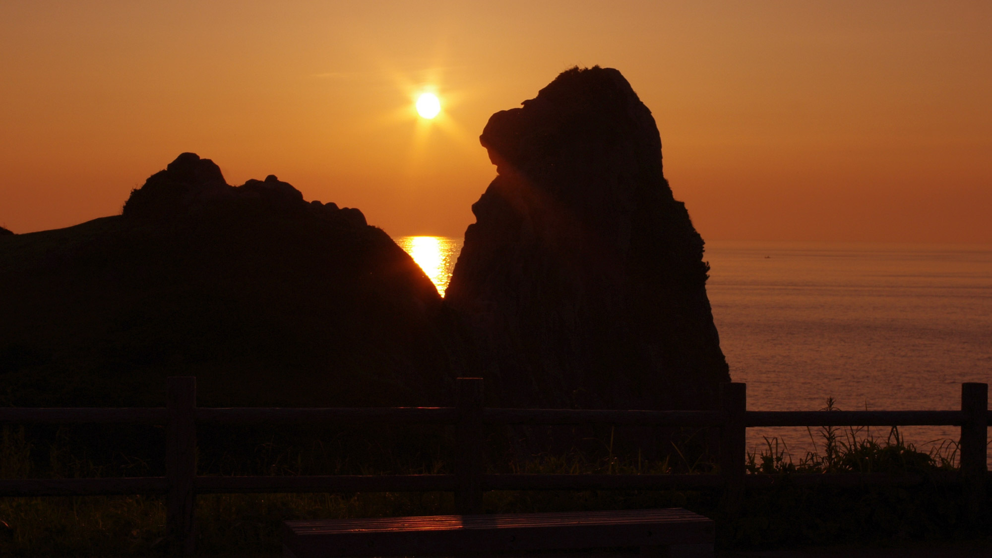 *【猿岩】高さ45ｍの巨大な猿のユニークな形はもちろん、岩越に見える美しい夕陽の絶景も注目。