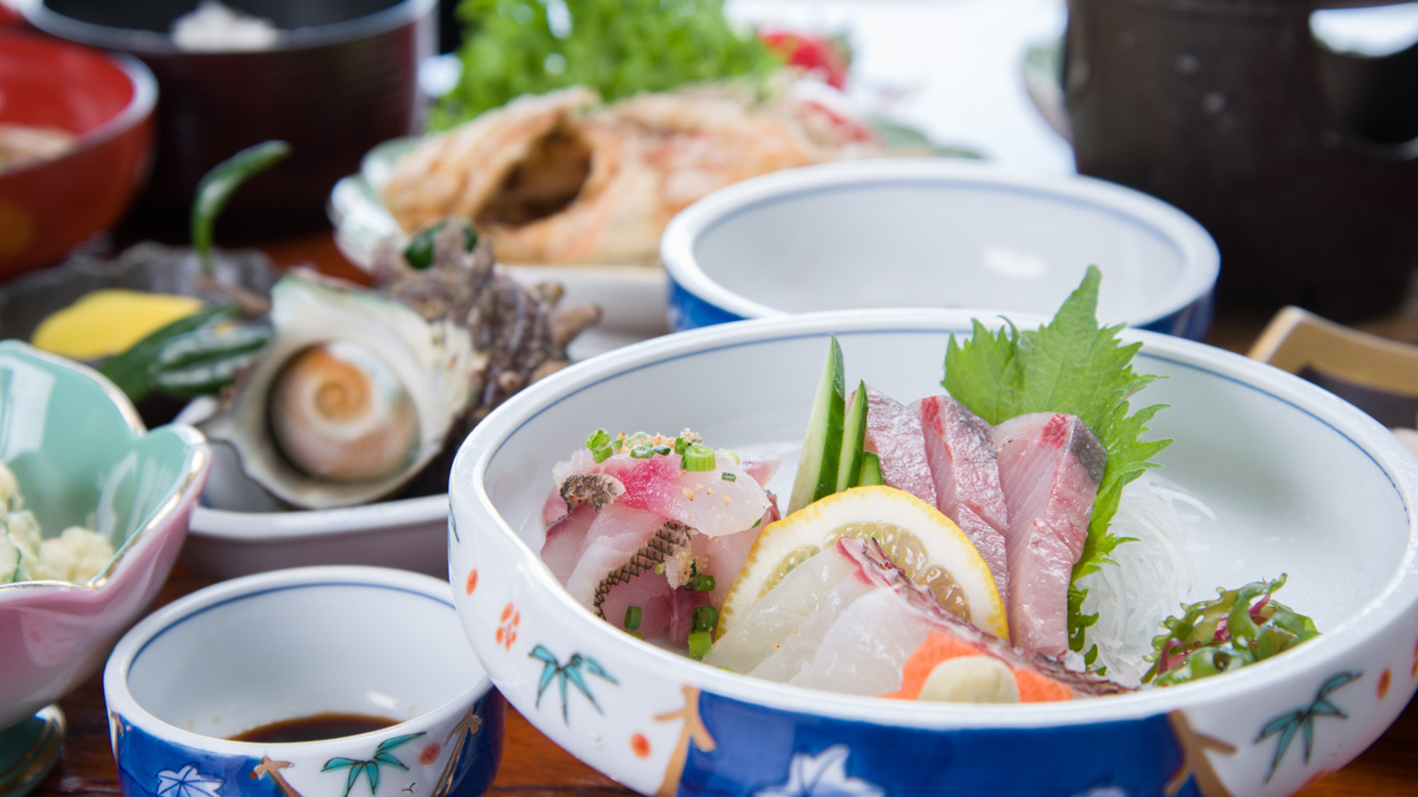 *【夕食一例】新鮮な魚介類は島ならではの味です