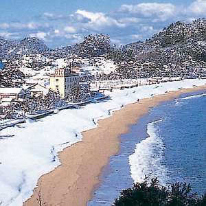 雪景色もとてもキレイな佐津海岸!(宿から50㍍)