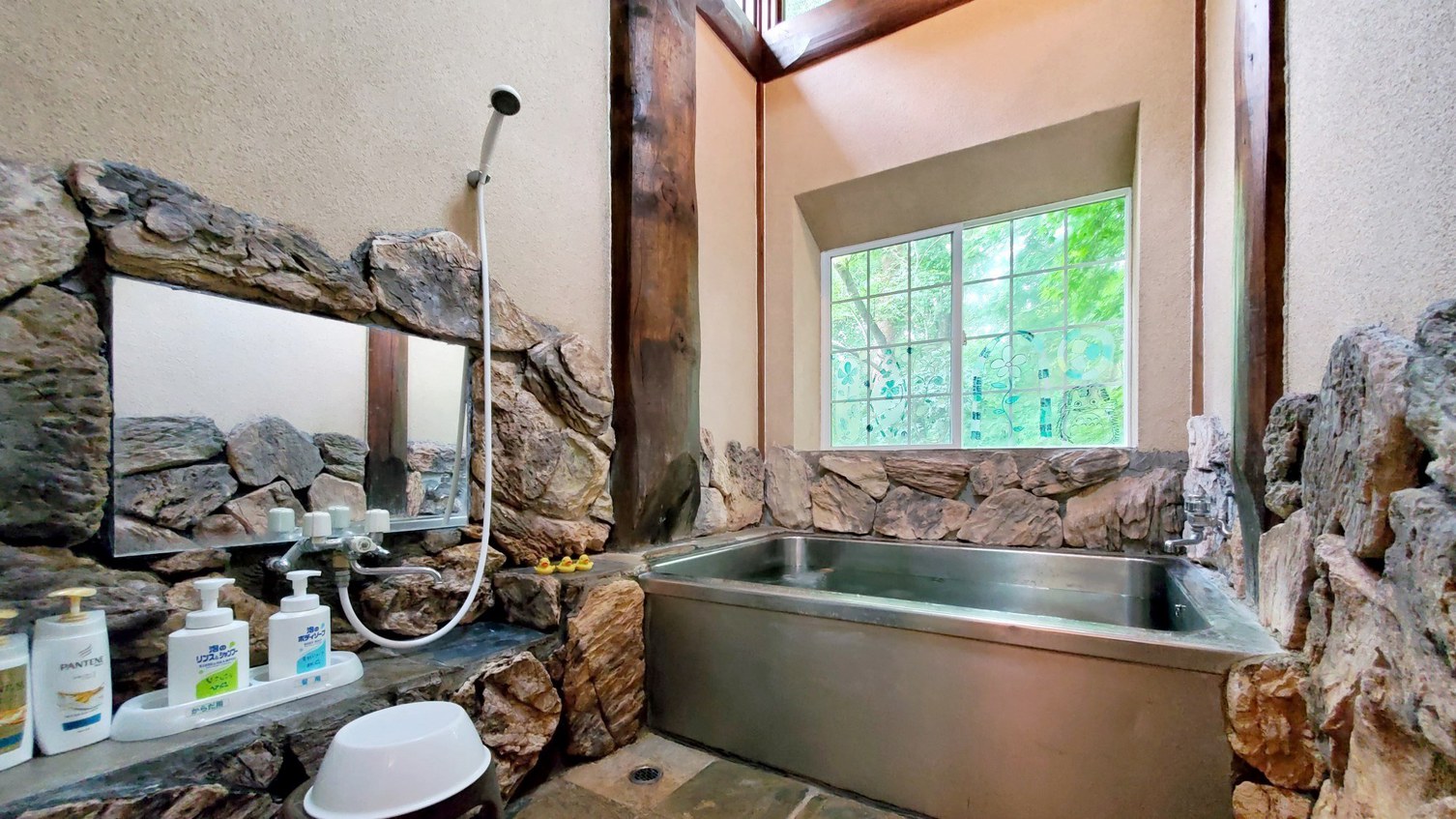 【貸切風呂】岩造りの家族風呂になります。24時間入浴可能