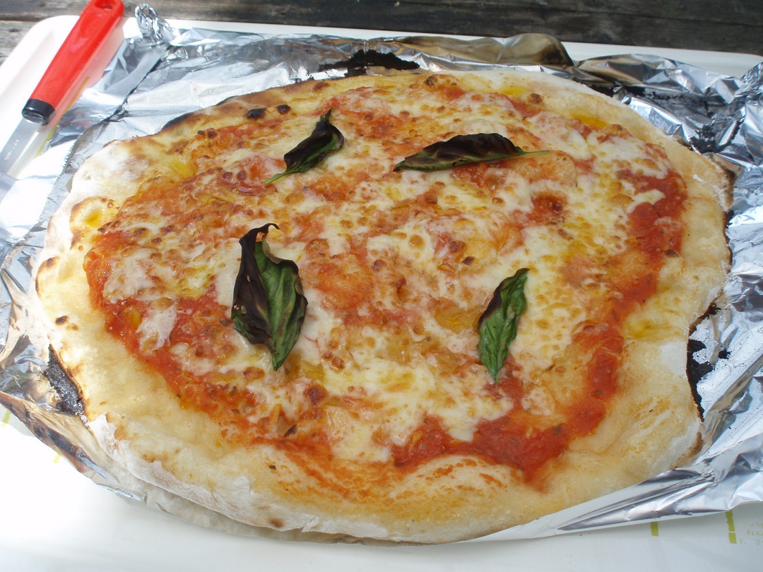 石窯オーブンで焼いた自家製マルゲリータピザ