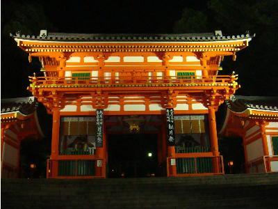 周辺八坂神社もすぐそば。徒歩５分でライトアップも楽々見学。