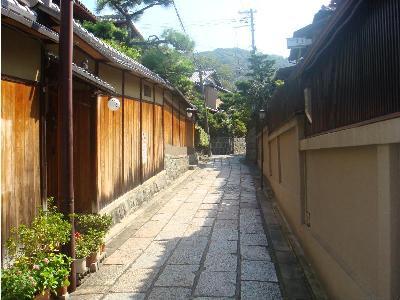 周辺「石塀小路」石畳の風情漂う通りで、東山エリアの観光の抜け道。当館のすぐそば。