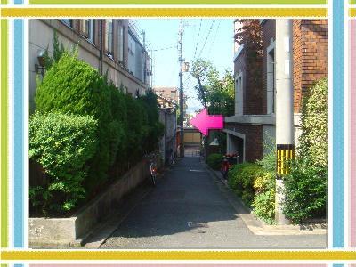 当館付近八坂神社の桜門をくぐって２つ目の筋がこちら。右折してすぐです。