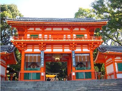 【八坂神社】この奥の桜門をでて、２つめの道を右に曲がった静かな一角に当館がございます。