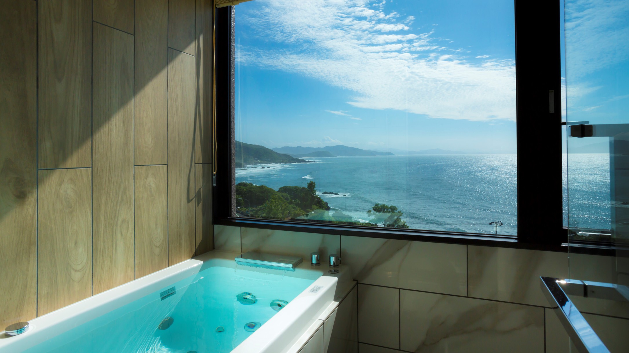 【最上階特別室「天空」】オーシャンビューの客室展望風呂からも、美しい海が一望できます。
