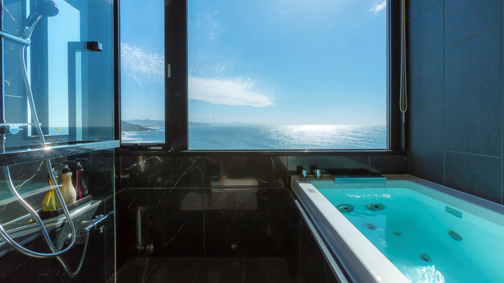 【最上階特別室「天海」】オーシャンビューの客室展望風呂からも、美しい海が一望できます。