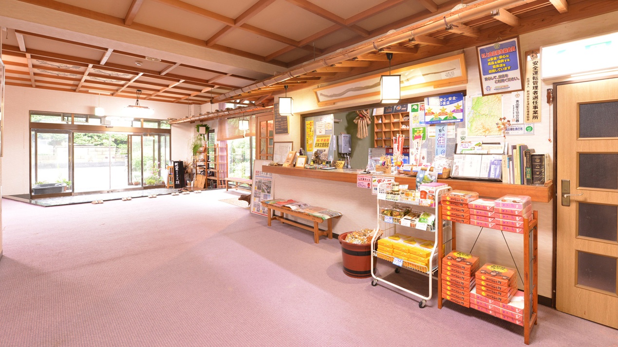 *ロビー/新潟の高瀬温泉街に佇む当館。素朴で温かみのある設えに心が和みます。