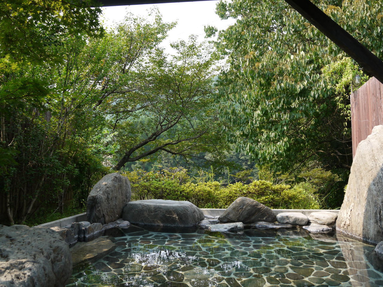 新緑の旅館露天風呂