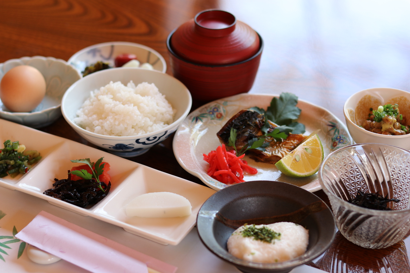 朝食の一例美味しいお米で新鮮な卵かけご飯が絶品です