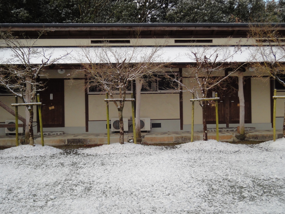 家族湯の外観雪景色