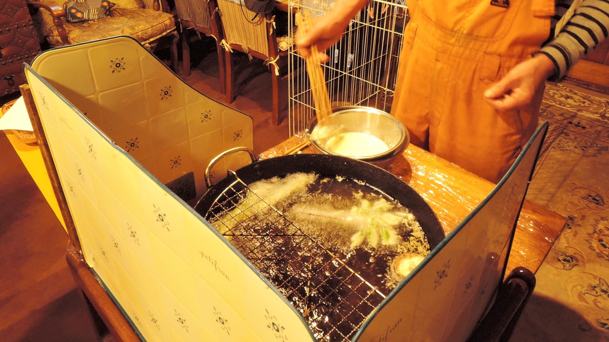 *【夕食一例】お客様の目の前で揚げる天麩羅が好評