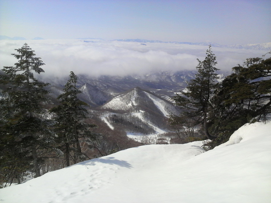 *【会津高原たかつえスキー場】第６リフト山頂からジャイアントコース方面の山々