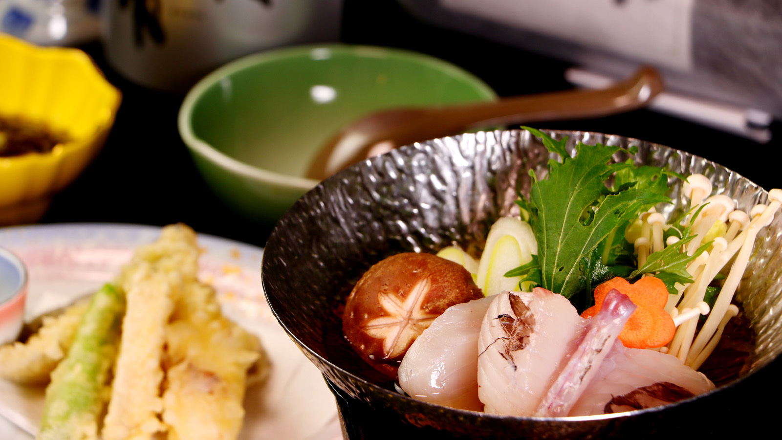 小鍋は季節により、陶板焼きや牡蠣グラタンに変わります。